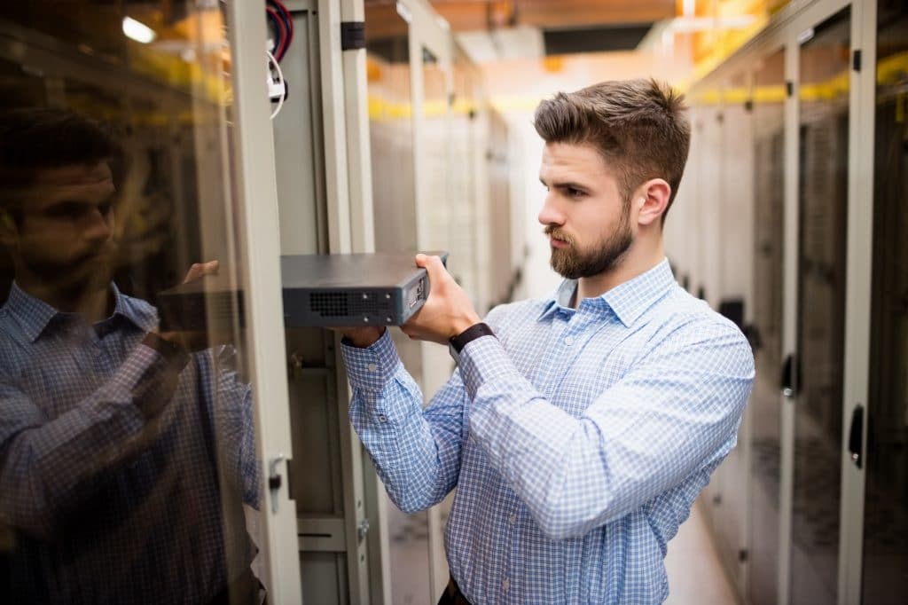 Technicien infogérance remplaçant un serveur