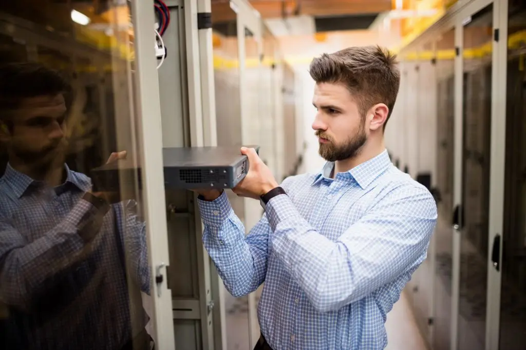 Technicien infogérance remplaçant un serveur