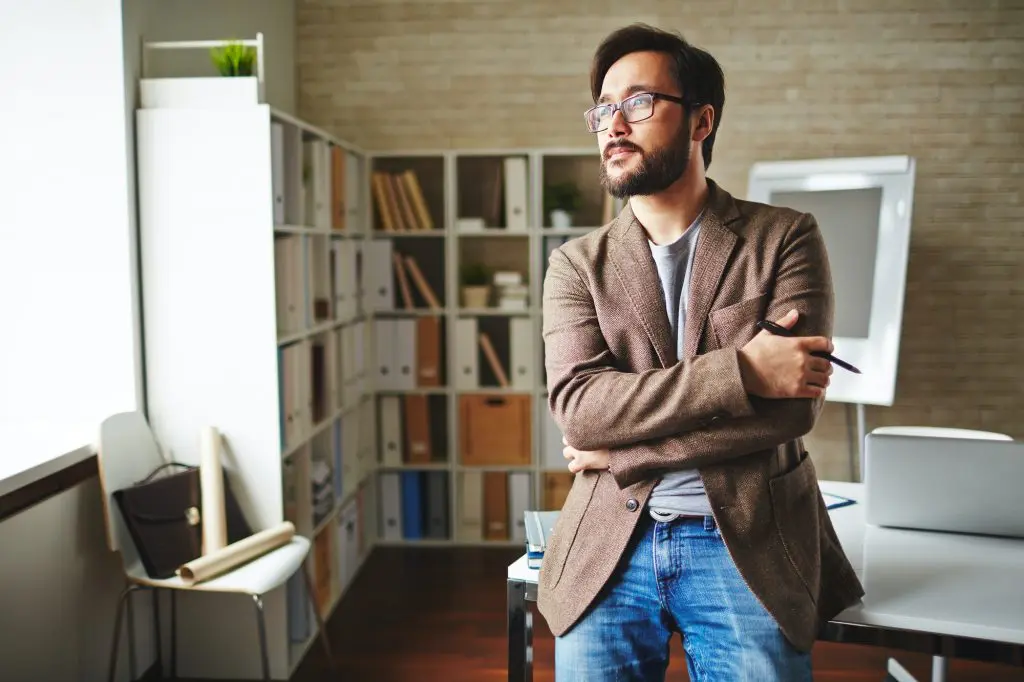 Homme pensant à une solution infogérance